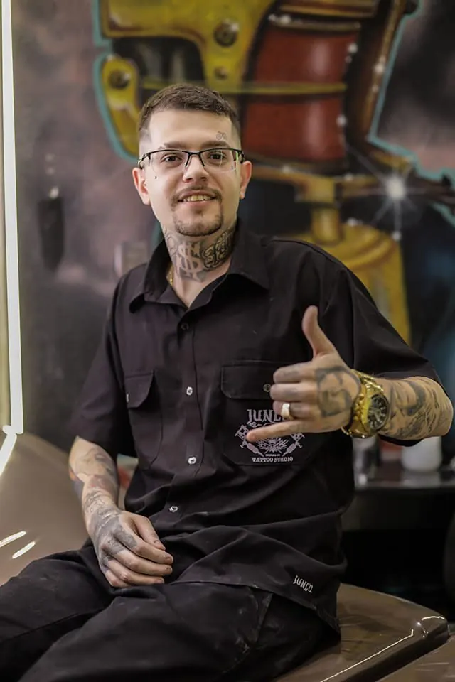 Gabriel Junco, tatuador e fundador do estúdio