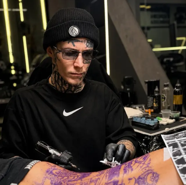 Money, Tatuador · Realismo preto e cinza