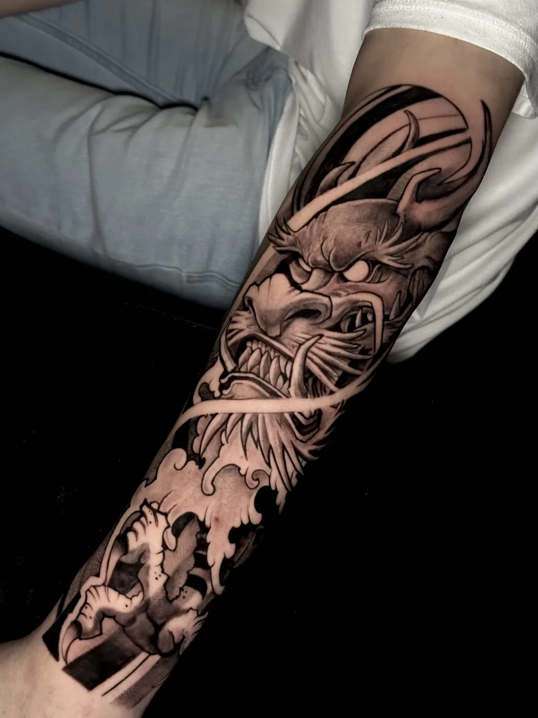 Tatuagem realista de samurai no antebraço por Apollo