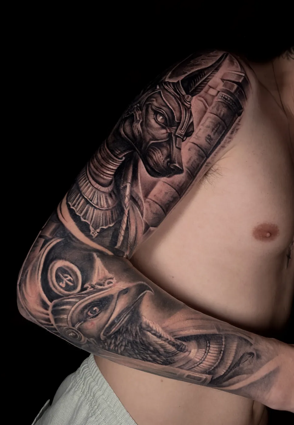 Tatuagem realista religiosa no braço por Apollo