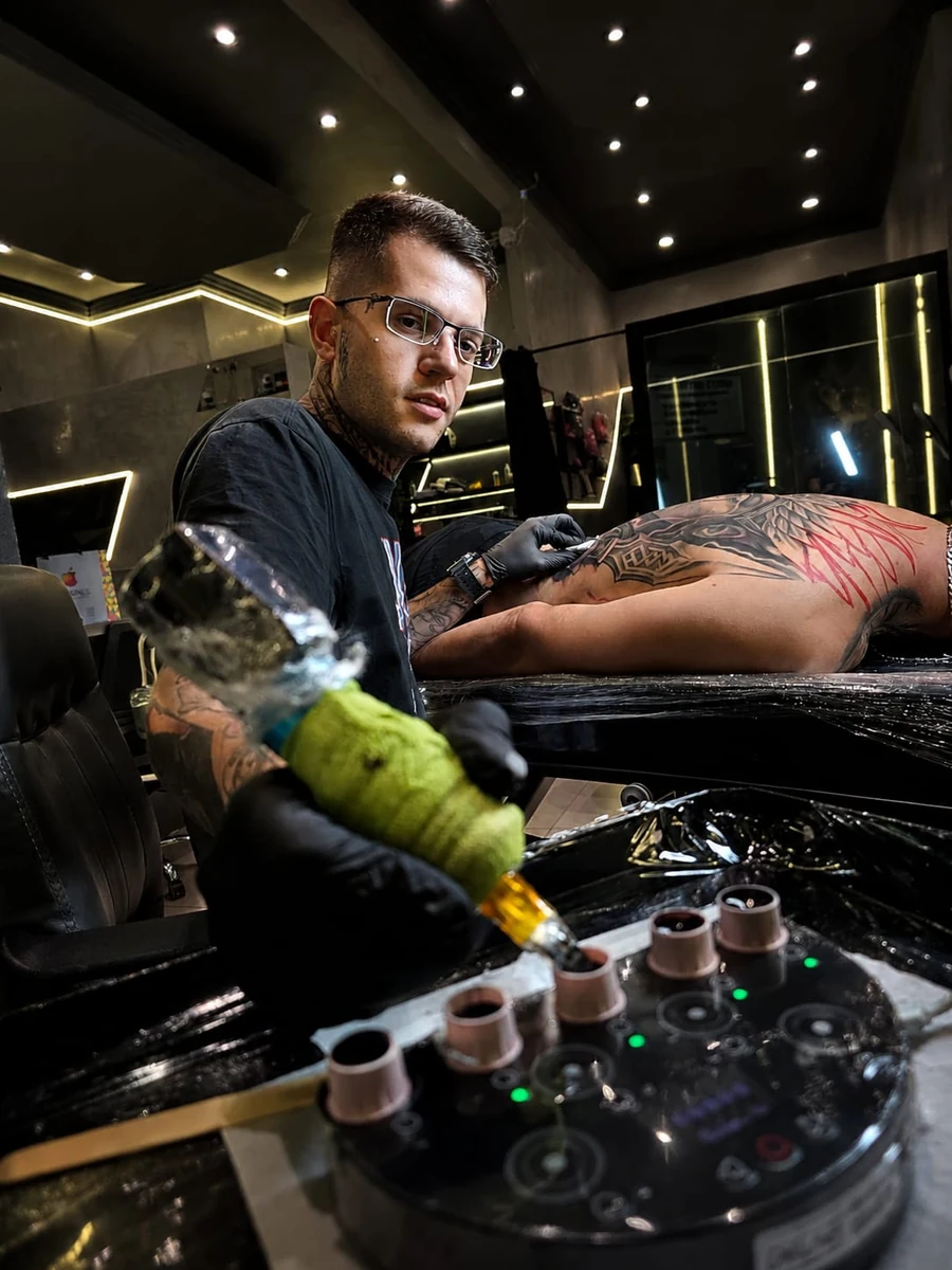 Gabriel Junco tatuando em realismo preto e cinza no estúdio em Itapema