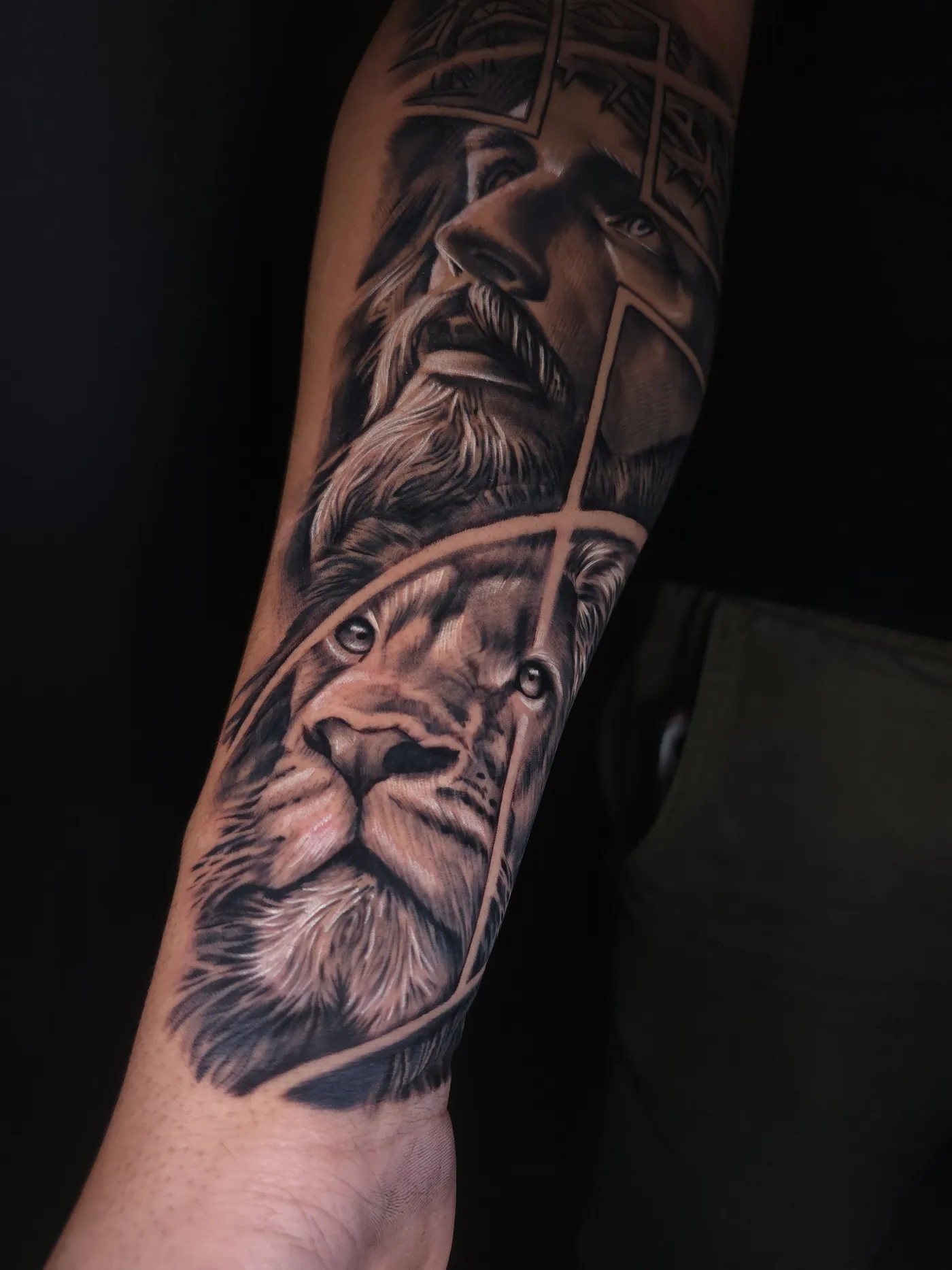 Tatuagem em realismo preto e cinza feita no braço por Gabriel Junco