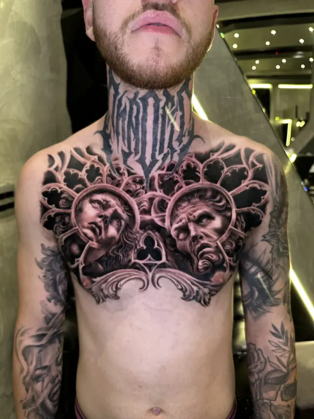 Tatuagem realista de relógio e engrenagens no peito por Money