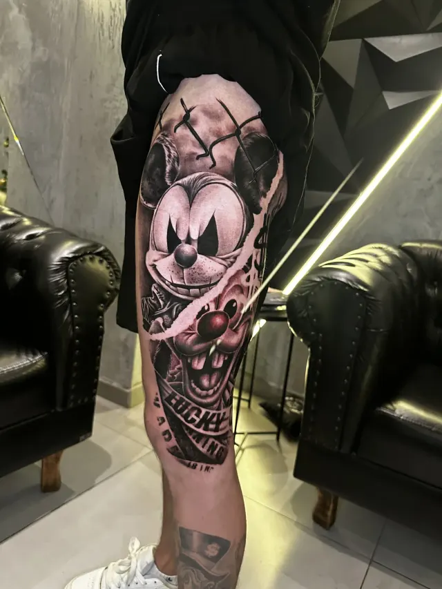 Tatuagem realista de caveira no braço por Money