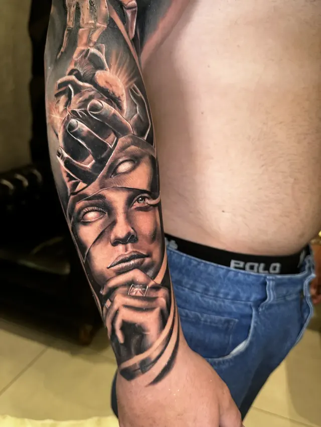 Tatuagem realista de rostos no antebraço por Money