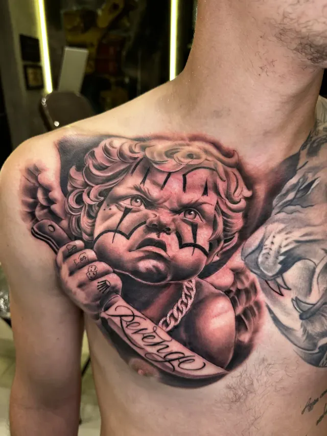 Tatuagem realista de anjo e coração no peito por Money