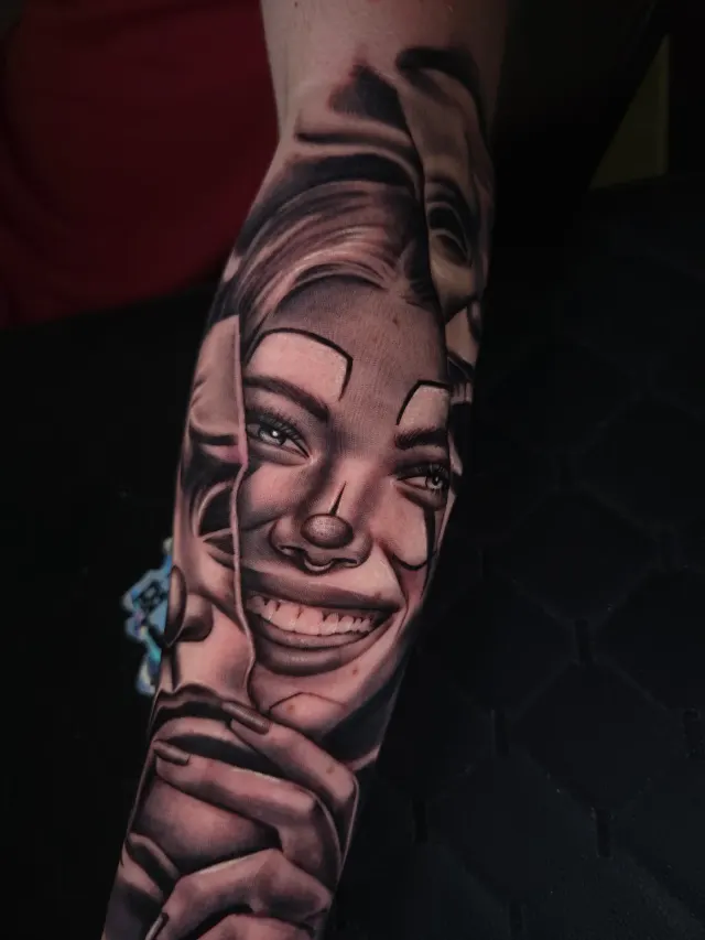 Tatuagem de rosto masculino estilo chicano em realismo no antebraço