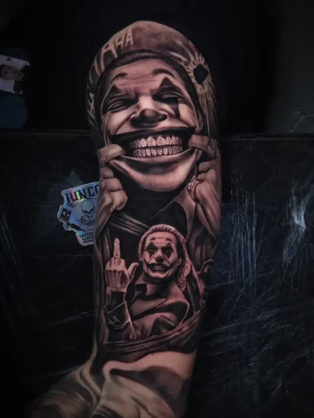 Tatuagem estilo chicano com homem de bandana e santo em realismo