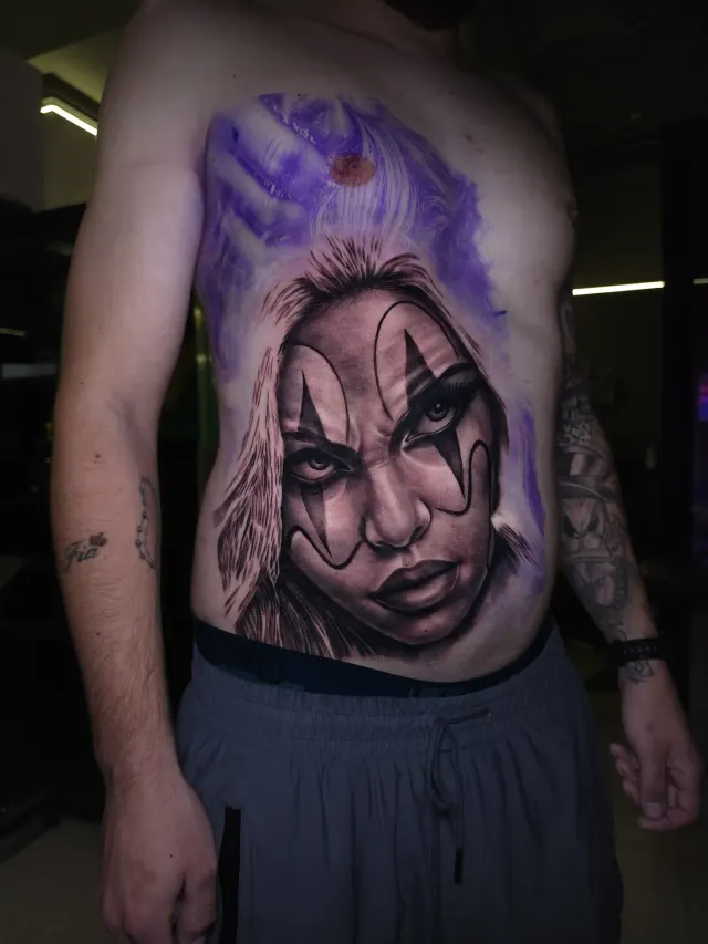 Tatuagem de rosto feminino estilo chicano em realismo nas costelas